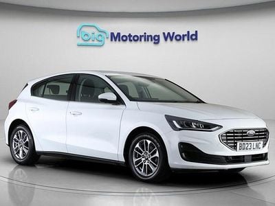 Begagnad Ford Focus Titanium 155 HK (114 kW) 2023 Vit Halvkombi