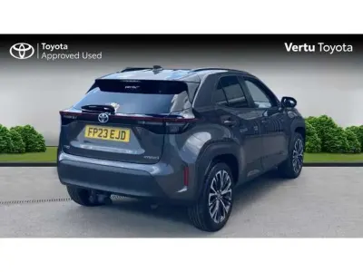Usado Toyota Yaris Cross 113 HP (83 kW) 2023 Cinzento SUV
