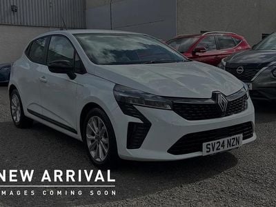 Used Renault Clio V Evolution 88 HP (64 kW) 2024 White Hatchback