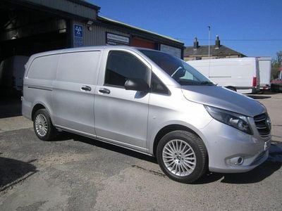 Usado Mercedes Vito Premium 160 HP (117 kW) 2023 Prateado Van