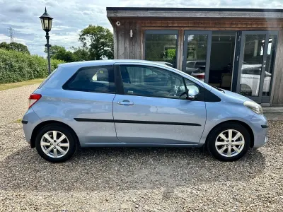 Used Toyota Yaris 101 HP (74 kW) 2013 Blue Hatchback