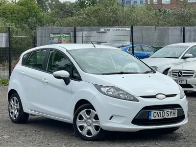 Used Ford Fiesta 70 HP (51 kW) 2010 White Hatchback
