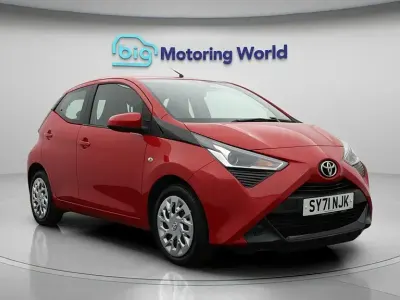 Begagnad Toyota Aygo X-play 71 HK (52 kW) 2021 Röd Halvkombi
