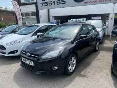 Begagnad Ford Focus Zetec 2011 Svart Halvkombi
