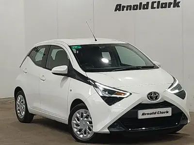 Usado Toyota Aygo X-play 72 HP (52 kW) 2019 Branco Citadino