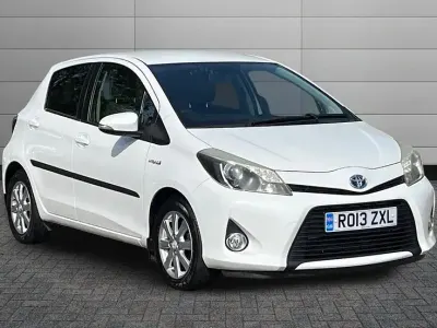 Used Toyota Yaris T4 100 HP (73 kW) 2013 Pure white Hatchback