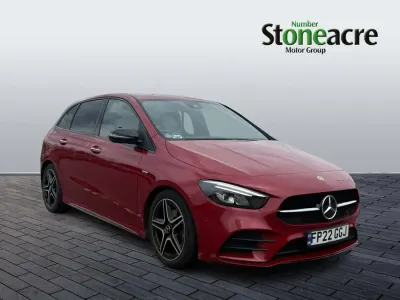 Begagnad Mercedes B200 AMG Line Premium 163 HK (119 kW) 2022 Röd Minibuss