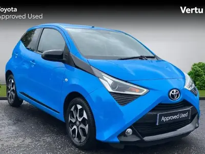 Used Toyota Aygo Trend 72 HP (52 kW) 2019 Cyan splash (metallic paint) Hatchback