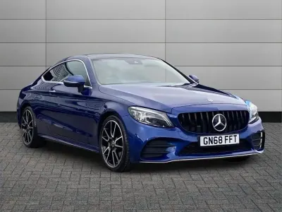 Usado Mercedes C200 AMG Line Premium Plus 180 CV (132 kW) 2019 Azul Coupe