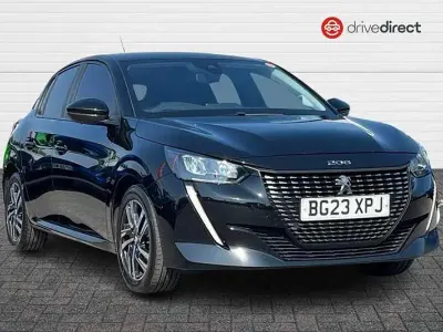 Begagnad Peugeot 208 Active+ 2023 Svart Halvkombi