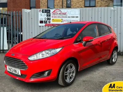 Usado Ford Fiesta Zetec 100 HP (73 kW) 2013 Vermelho Citadino