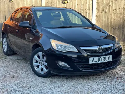 Begagnad Vauxhall Astra 2010 Svart Halvkombi