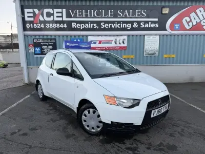 Begagnad Mitsubishi Colt 75 HK (55 kW) 2011 Vit Halvkombi