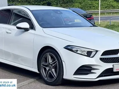 Begagnad Mercedes A180 AMG line 136 HK (100 kW) 2021 Vit Halvkombi
