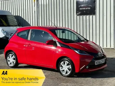 Usado Toyota Aygo x-press 69 HP (50 kW) 2016 Vermelho Citadino