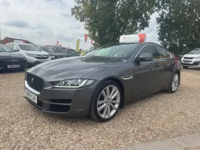 Usado Jaguar XE Portfolio 180 HP (132 kW) 2016 Cinzento Sedan