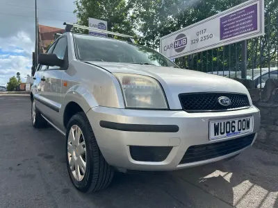 Usado Ford Fusion 80 CV (58 kW) 2006 Plateado Utilitario