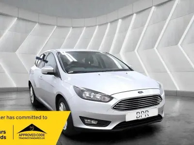 Usado Ford Focus Zetec 125 HP (91 kW) 2018 Prateado Citadino