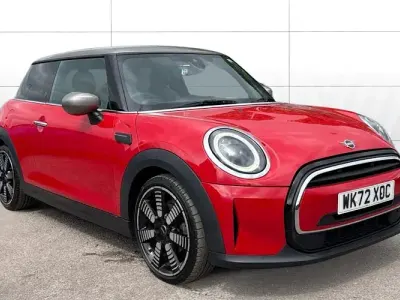 Begagnad Mini Cooper Exclusive 136 HK (100 kW) 2022 Röd Halvkombi