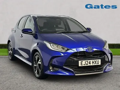 Begagnad Toyota Yaris Hybrid Design 2024 Blå Halvkombi
