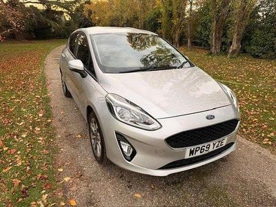 Usado Ford Fiesta Trend 85 HP (62 kW) 2019 Prateado Citadino