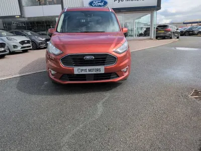 Usado Ford Tourneo Titanium 2021 Naranja Familiar
