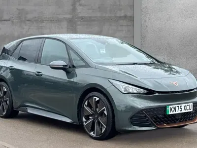 Begagnad Cupra Born e-Boost 239 kW (326 HK) 2025 Grön Halvkombi