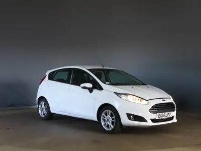 Begagnad Ford Fiesta Zetec 2015 Vit Halvkombi