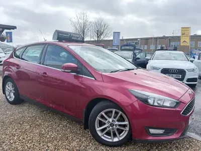 Używany Ford Focus Zetec 115 KM (84 kW) 2015 Czerwony Hatchback