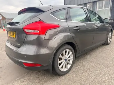 Usado Ford Focus Titanium 125 HP (91 kW) 2016 Cinzento Citadino