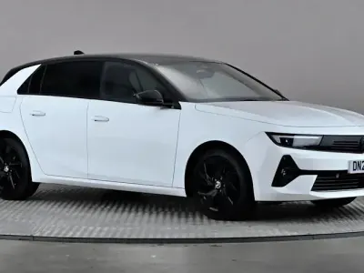 Used Vauxhall Astra 131 HP (96 kW) 2024 White Hatchback