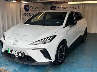 Begagnad MG MG4 EV SE 125 kW (170 HK) 2022 Vit Halvkombi