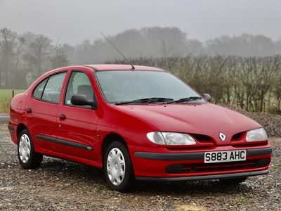 Używany Renault Mégane 107 KM (78 kW) 1998 Czerwony Sedan/Limuzyna