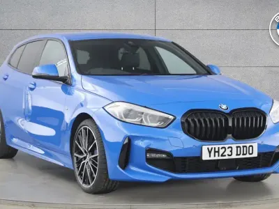 Begagnad BMW 120 M Sport 187 HK (137 kW) 2023 Blå Halvkombi