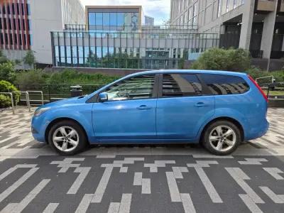 Usado Ford Focus Zetec 110 HP (80 kW) 2010 Azul Carrinha