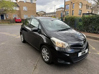 Begagnad Toyota Yaris Multidrive S 101 HK (74 kW) 2013 Svart Halvkombi