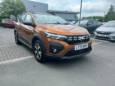 Begagnad Dacia Sandero Journey 90 HK (66 kW) 2023 Orange Halvkombi