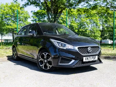Begagnad MG MG3 Exclusive 106 HK (77 kW) 2022 Svart Halvkombi
