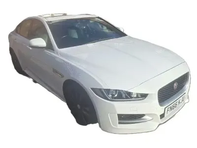 Używany Jaguar XE R-Sport 180 KM (132 kW) 2016 Biały Sedan/Limuzyna