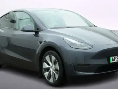 Begagnad Tesla Model Y Long Range AWD 282 kW (384 HK) 2023 Grå SUV