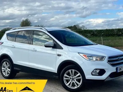 Usado Ford Kuga Zetec 120 CV (88 kW) 2017 Blanco SUV