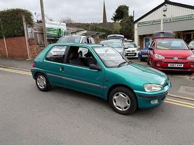 Begagnad Peugeot 106 60 HK (44 kW) 1996 Grön Halvkombi