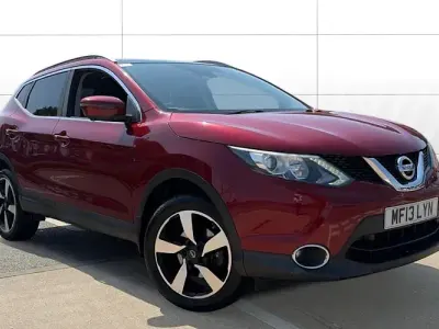 Used Nissan Qashqai N-Connecta 110 HP (80 kW) 2016 Red SUV