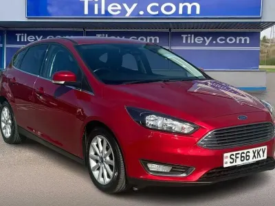 Used Ford Focus Titanium 125 HP (91 kW) 2016 Red Hatchback