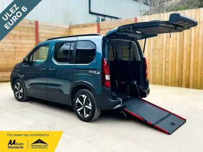Używany Peugeot Rifter Allure 131 KM (96 kW) 2024 Niebieski Minivan