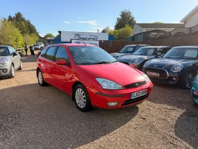 Begagnad Ford Focus Ghia 2003 Röd Halvkombi