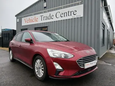 Gebraucht Ford Focus Titanium 125 PS (91 kW) 2019 Rot Kleinwagen