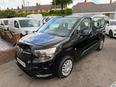 Usado Vauxhall Combo Design Edition 100 HP (73 kW) 2019 Preto Monovolume