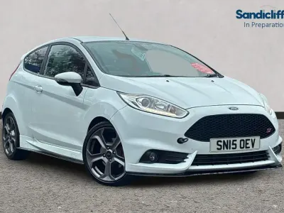 Usado Ford Fiesta 182 HP (133 kW) 2015 Branco Citadino