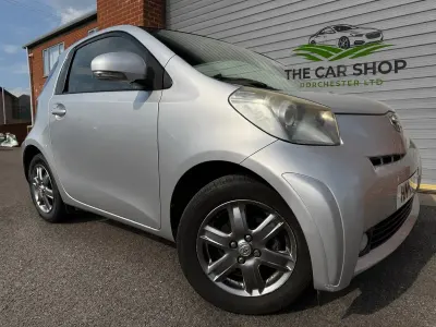 Usado Toyota iQ 68 HP (50 kW) 2012 Prateado Citadino